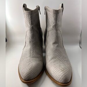 Women's Gray Textured Ankle Boots